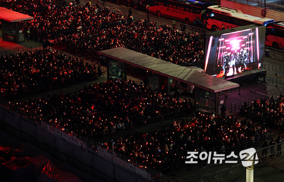 방탄소년단(BTS)이 21일 오후 서울 광화문 광장에서 정규 5집 '아리랑(ARIRANG)' 앨범 발매를 기념해 컴백 무대를 선보이고 있다. [사진=사진공동취재단]