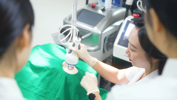 경복대학교 의료미용학과 학생이 피부과레이저 시연실습 수업을 하고 있다. [사진=경복대학교]