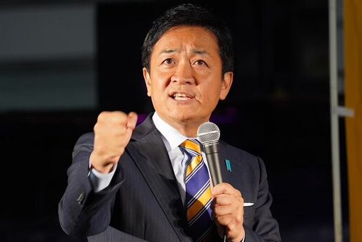 지난해 10월 당시 일본 자민당 본부에서 다카이치 사나에 총재가 공명당과의 협의가 결렬된 이유에 대해 설명하고 있다. [사진=교도/연합뉴스 ]