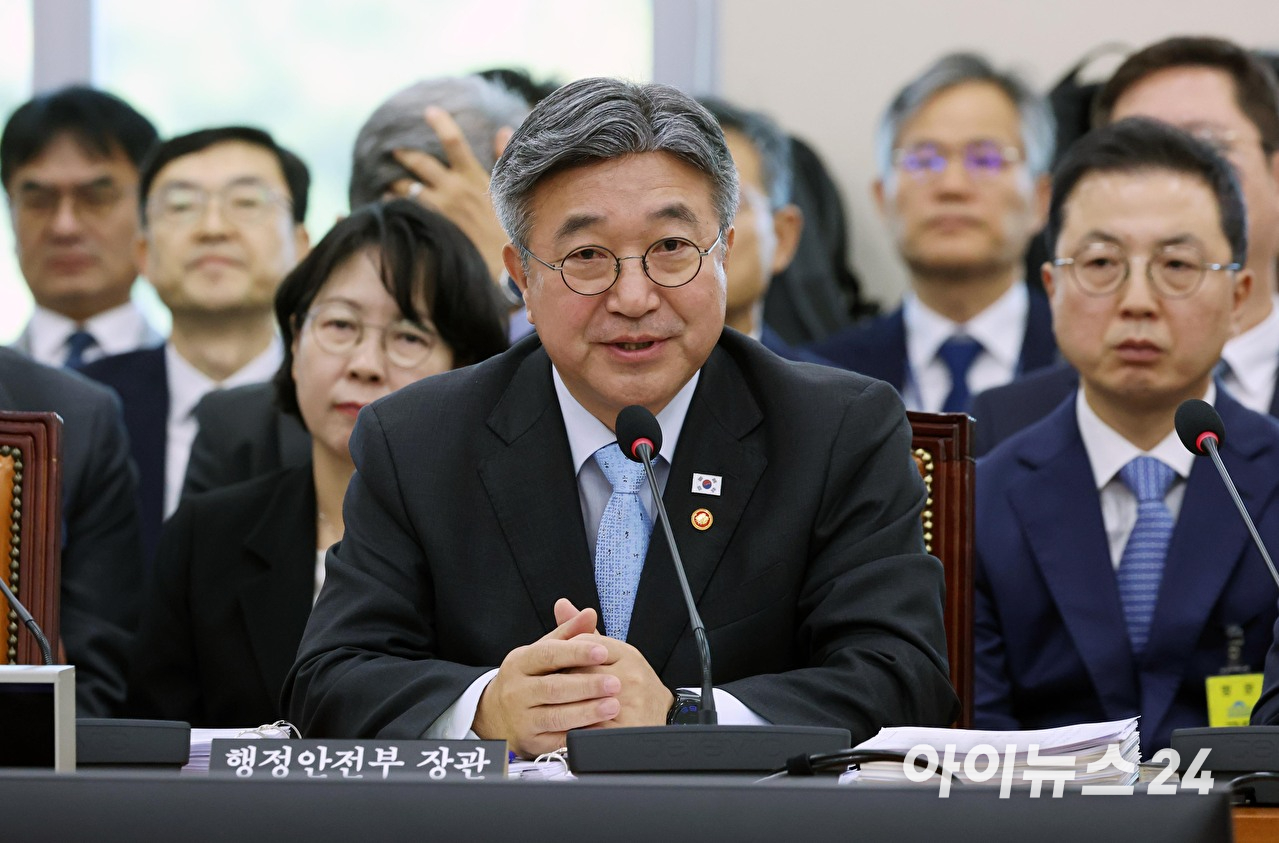 윤호중 행정안전부 장관이 6일 서울 여의도 국회에서 열린 행정안전위원회의 행안부 등에 대한 국정감사에서 의원 질의에 답하고 있다. [사진=곽영래 기자]