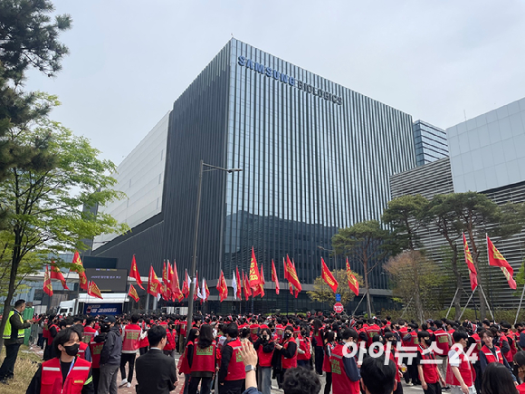 22일 삼성바이오로직스 본사 정문 앞에서 상생노조가 단체 투쟁결의대회를 열고 있다. [사진=아이뉴스24]