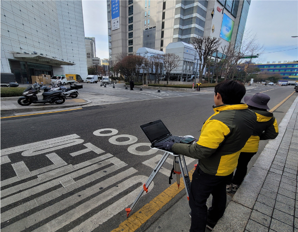도로점용 측량모습. [사진=서울 중구]
