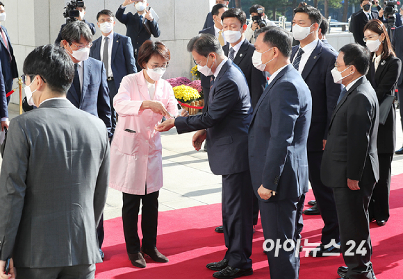 문재인 대통령이 2022년도 예산안 시정연설을 위해 25일 서울 여의도 국회에 들어서며 체온 측정을 하고 있다.