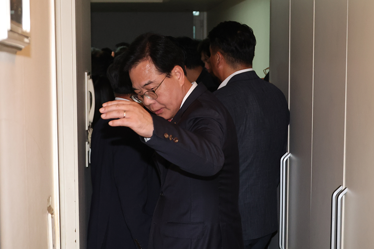 국민의힘 송언석 원내대표를 비롯한 의원들이 18일 서울 여의도의 국민의힘 당원명부 DB 관리업체에서 특검팀의 압수수색에 대응하고 있다. 김건희 여사의 의혹들을 수사하는 민중기 특별검사팀은 '통일교 집단 입당' 의혹과 관련해 국민의힘 당원명부를 확보하기 위해 여의도 당사와 당원명부 DB 관리업체 대해 압수수색을 시도 중이다. 2025.9.18 [사진=연합뉴스]