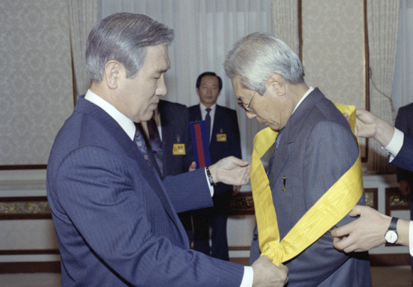 제13대 노태우 대통령이 1988년 2월 25일 국회의사당 광장에서 취임선서를 하고 있다. [사진=대통령기록관]