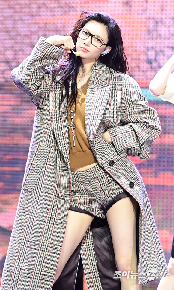 그룹 아일릿(ILLIT) 윤아가 26일 서울 용산구 블루스퀘어에서 열린 아일릿 미니 5집 '브레이크 이븐(BREAK EVEN)' 미디어 쇼케이스에 참석해 타이틀곡 '체포하겠어' 무대를 선보이고 있다. [사진=정소희 기자]