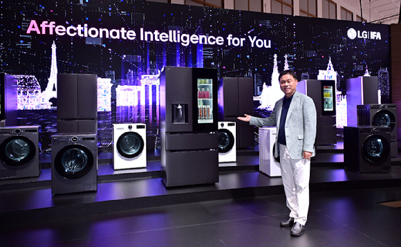 LG전자 류재철 HS사업본부장이 4일(현지시간) 독일 베를린에서 열린 IFA 2025 기자간담회에서 질적 성장과 유럽 맞춤형 제품 출시를 통한 '1등 브랜드' 목표를 제시하고 있다. [사진=LG전자]