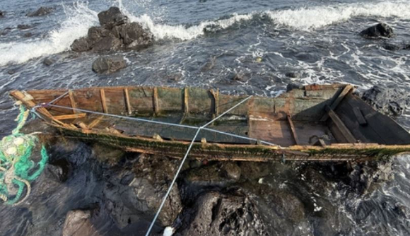 제주 우도 해안가에 정체불명의 목선이 흘러 들어와 당국이 수사에 나섰다. 사진은 지난 1월 29일 제주 애월읍 해안가에서 발견된 목선. [사진=제주해양경찰청]