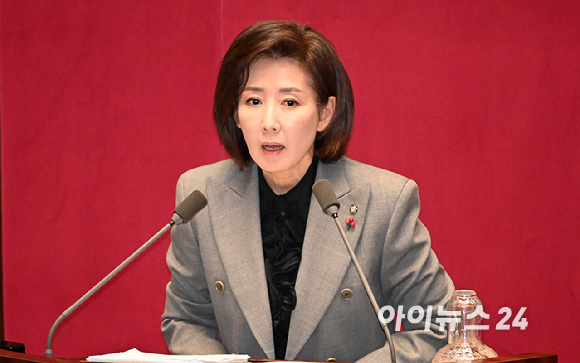 나경원 국민의힘 의원이 9일 서울 여의도 국회에서 열린 제429회국회(정기회) 제16차 본회의에서 가맹사업거래의 공정화에 관한 법률 일부개정법률안에 대한 무제한 토론(필리버스터)을 하고 있다. [사진=곽영래 기자]