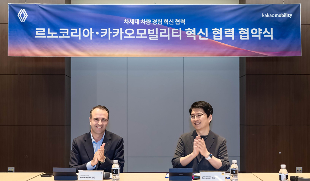 니콜라 파리 르노코리아 사장(왼쪽)과 류긍선 카카오모빌리티 대표가 '차세대 차량 경험 혁신 협력' 업무협약(MOU) 체결식에서 기념 촬영을 하고 있다. [사진=카카오모빌리티]