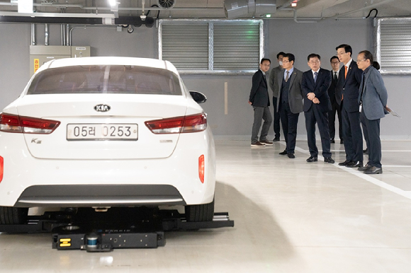 (오른쪽 두번째부터)방문규 산업통상자원부 장관과 조성현 HL만 부회장이 HL만도 자율주행 주차로봇 '파키'의 시연을 보고 있다. [사진=HL만도]