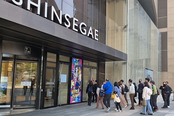 외국인 단체 관광객이 쇼핑을 하기위해 신세계백화점 센텀시티로 향하고 있다. [사진=신세계 센텀시]