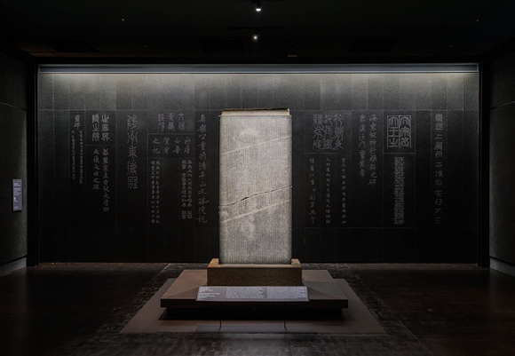 비석의 글씨를 모아 9m 너비의 포스아트로 재연한 '옛 비석의 벽'. [사진=포스코그룹]