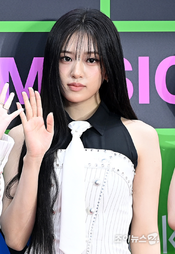 아이브 안유진이 20일 서울 구로구 고척돔에서 열린 '2025 멜론뮤직어워드(MMA2025)' 레드카펫에서 포즈를 취하고 있다.