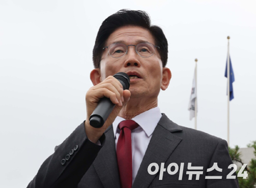 지난 2017년 이인제 전 국회의원이 서울 양천구 목동SBS에서 진행된 자유한국당 대선후보 TV토론회 리허설을 하고 있다. [사진=아이뉴스24포토DB]