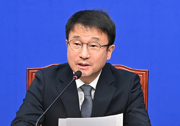 한병도 더불어민주당 원내대표가 17일 서울 여의도 국회에서 열린 검찰개혁 관련 당 대표 긴급 기자회견에서 발언하고 있다. [사진=곽영래 기자]