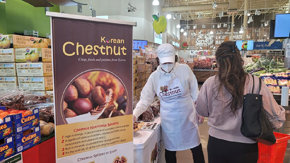 산림청이 미국에서 소비자들에게 국산 밤 판촉행사를 진행하고 있다 [사진=산림청]