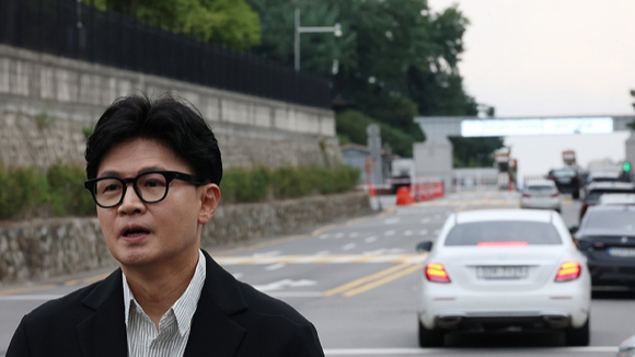 무소속 한동훈 의원이 24일 용산구 국방부 앞에서 비무장지대(DMZ) 내 지뢰 추정 폭발사고 관련 즉각 조사를 촉구하는 1인시위를 하고 있다. 2026.9.24 [사진=연합뉴스]