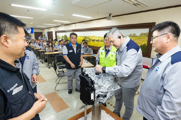 헥터 비자레알 GM 한국사업장 사장이 지난 30일 GM 보령공장을 방문해 6단 자동변속기 600만 대 생산 돌파 기념식에서 이를 축하하며 트랜스미션에 직접 기념 메시지를 남기고 있다. [사진=GM 한국사업장]