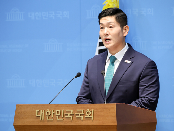 용혜인 성평등가족부 장관 후보자가 10일 서울 여의도 국회 소통관에서 입장 발표 기자회견을 마치고 질의응답을 하고 있다. [사진=정소희 기자]
