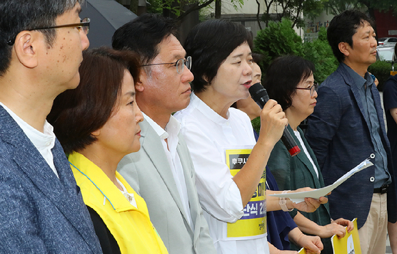 후쿠시마 핵오염수 투기 저지 단식농성 21일째인 이정미(왼쪽 네번째) 정의당 대표가 16일 서울 종로구 주한 일본대사관 앞 농성장에서 특별기자회견을 열고 단식농성 중단을 알리고 있다. [사진=뉴시스]