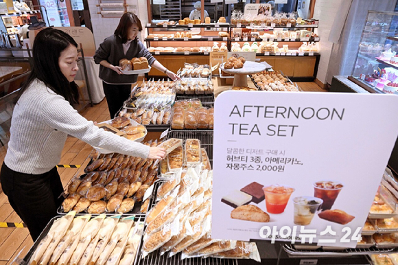 CJ푸드빌이 운영하는 뚜레쥬르가 빵&middot;케이크 등 17종 제품의 공급가를 평균 8.2% 인하한 12일 서울 시내 한 매장에서 고객이 제품을 구매하고 있다. [사진=정소희 기자]