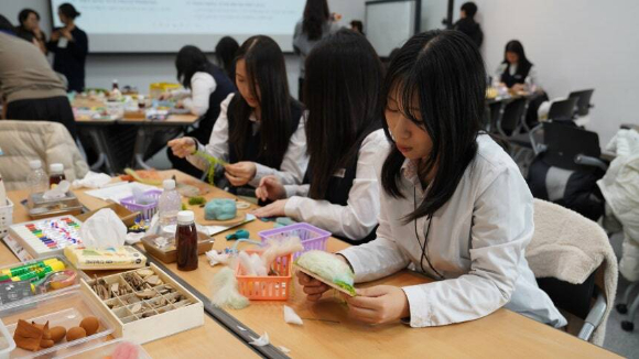 GS칼텍스 예울마루 워크숍에서 학생들이 미술 활동을 통해 '나만의 섬'을 표현하고 있다. [사진=GS칼텍스]