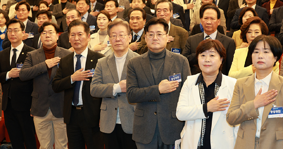 이재명 대표, 홍익표 원내대표 등 더불어민주당 관계자들이 7일 국회도서관에서 열린 제2차 중앙위원회의에서 국민의례를 하고 있다. [사진=뉴시스]