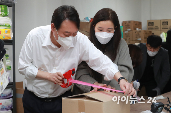 윤석열 국민의힘 대선후보가 15일 오후 서울 성동구 한국가온한부모복지협회를 찾아 한부모가정에게 보낼 물품을 포장하고 있다. [사진=국회사진취재단]