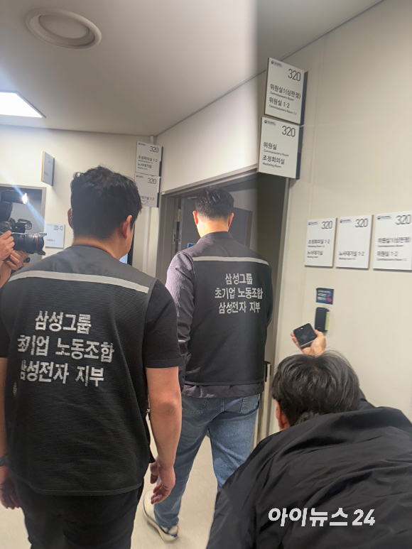 삼성전자 최대 노조인 초기업노동조합 삼성전자지부(이하 초기업노조) 최승호 위원장이 12일 세종시 정부세종청사 중앙노동위원회에서 열린 2차 사후조정회의에 참석했다. [사진=권서아 기자]