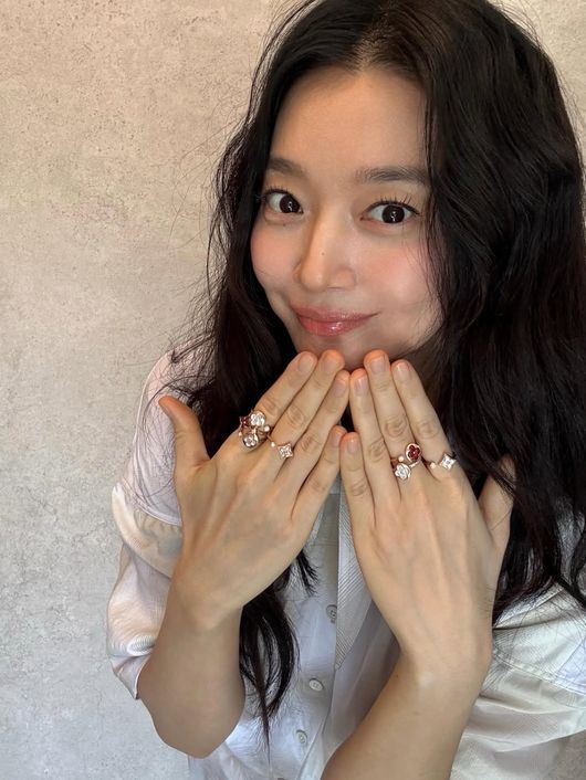 '김우빈♥' 신민아, 40대 안 믿기는 러블리...명품 L사 반지보다 빛나네
