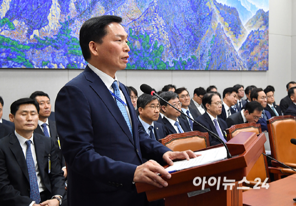 강병인 경호처 기획관리실장 직무대리가 6일 서울 여의도 국회에서 열린 운영위원회의 대통령비서실 등 국정감사에서 업무보고를 하고 있다. [사진=곽영래 기자]
