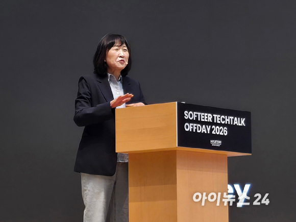 올해 상반기 정의선 현대차그룹 회장(오른쪽)이 바이브 코딩 교육을 듣는 모습. [사진=현대차그룹]