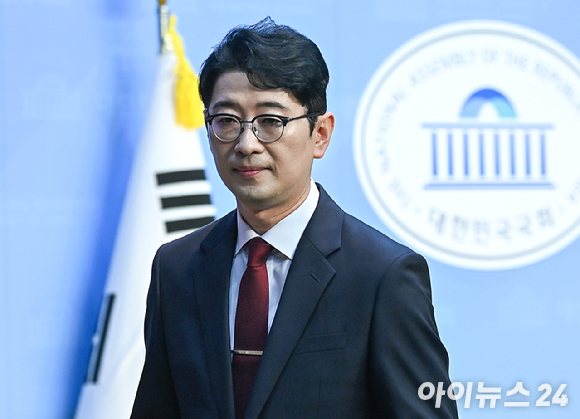 자녀 입시 비리와 청와대 감찰 무마 등 혐의로 기소돼 징역 2년 형이 확정된 조국혁신당 조국 전 대표가 지난해 12월 16일 오전 경기도 의왕 서울구치소 앞에서 수감되기 전 지지자들을 향해 주먹을 쥐어보이고 있다. [사진=연합뉴스]