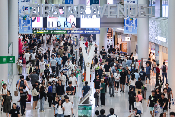 인천국제공항 제1여객터미널 면세구역이 여행객 등으로 붐비고 있다. [사진=연합뉴스]