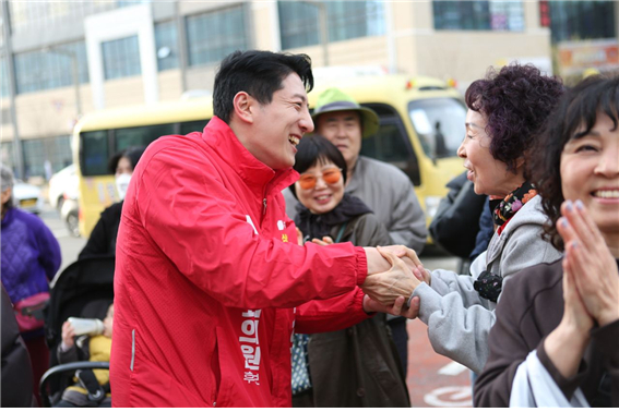 한정민 국민의힘 후보가 지난달 28일 오후 화성 동탄에서 열린 출정식에서 지지자의 손을 잡고 있다. [사진=한정민 후보 캠프]