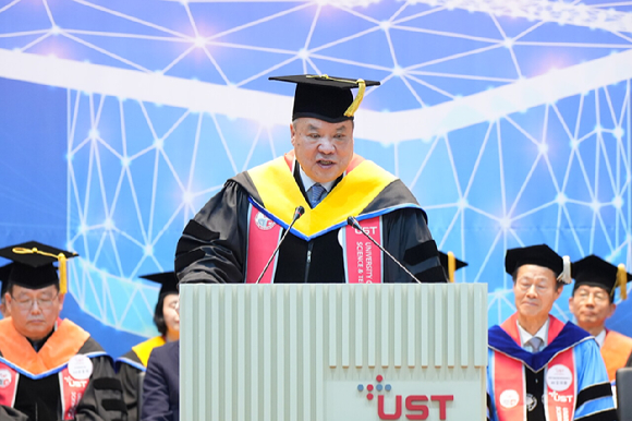 서정진 셀트리온 회장이 22일 UST 학위수여식에서 제1호 UST 명예박사(이학) 학위를 수여받고 축하 연설을 하고 있다. [사진=UST ]