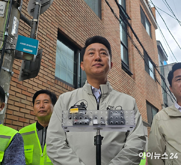 오세훈 서울시장이 22일 서울 관악구 난곡로 일대 반지하주택 밀집 지역을 방문해 물막이판을 살펴보고 있다. [사진=연합뉴스]