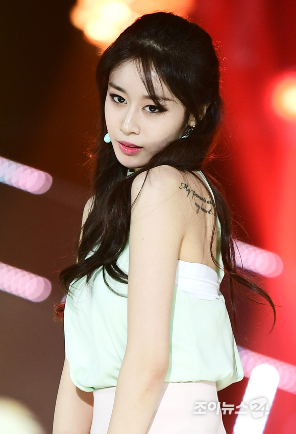 SBS MTV '더쇼' 생방송 현장공개에 참여한 지연. [사진=정소희 기자]