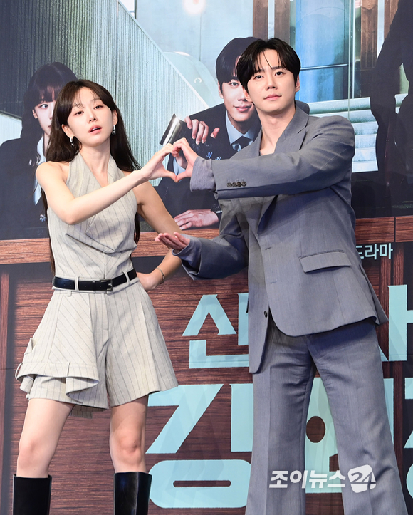 배우 이주명과 이준영이 28일 오후 서울 구로구 신도림동 더링크서울 트리뷰트 포트폴리오 호텔에서 열린 JTBC 새 토일드라마 '신입사원 강회장' 제작발표회에 참석하고 있다. [사진=정소희 기자]