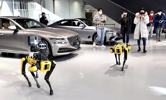 12일 양재 본사에서 열린 &lsquo;현대차그룹 AX 성과 발표회(Beyond AI, Transforming the Way We Work)&rsquo;에서 현대차&middot;기아 ICT담당 진은숙 사장이 발표하는 모습 [사진=현대차그룹]