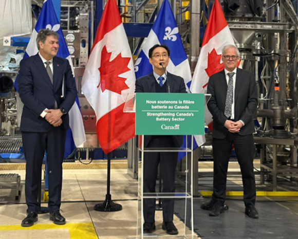 오상영 에코프로 캐나다법인장 상무(가운데)가 캐나다 에너지 천연자원부 끌로드 그웨 의원(왼쪽), 캐나다 공공안전부 쟈크 람세이 의원(오른쪽)과 함께 배터리 R&D 과제 인센티브 지원 공식 발표 행사에 참여하고 있다. [사진=에코프로]