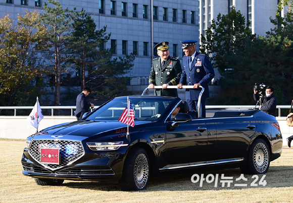 찰스 브라운 미 합참의장 환영 의장행사가 12일 오전 서울 국방부에서 열렸다. 김승겸 합참의장(왼쪽)과 브라운 미 합참의장이 열병식을 갖는 중 이야기를 나누고 있다. [사진=정소희 기자]