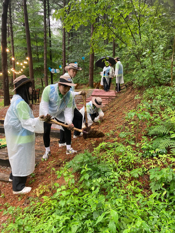 지난 11일 국립백두대간수목원이 '비욘드 17기' 대학생 봉사단과 함께 국립백두대간수목원 내 비욘드 숲 조성을 하고 있다. [사진=한국수목원정원관리원/산림청]