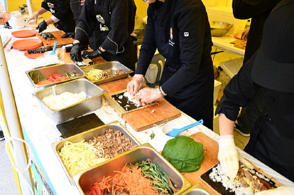 26일 오후 경북 김천시 사명대사 공원과 직지사문화공원 일대에서 제2회 '2025 김천김밥축제'가 열린 가운데 관계자들이 김밥을 말고 있다. 이틀간 열린 축제에는 15만명이 다녀가며 문전성시를 이뤘다. 2025.10.26 [사진=경북 김천시 제공]