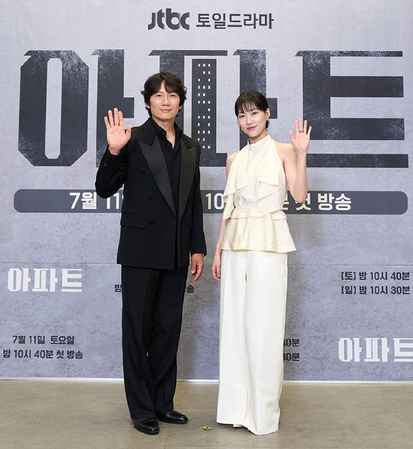 배우 지성, 하윤경이 JTBC 토일드라마 '아파트' 제작발표회에서 포즈를 취하고 있다. [사진=JTBC]