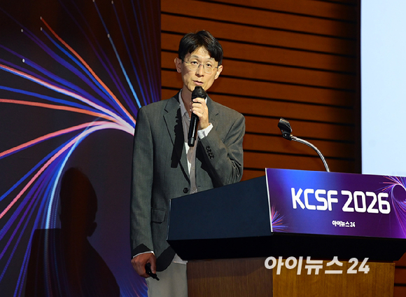 클라우드 기술과 소프트웨어 산업의 변화 흐름을 조망하는 '대한민국 클라우드/SaaS 포럼 2026'이 29일 서울 영등포구 여의도 FKI타워에서 열렸다. 최재웅 KT AX사업부문 AX Engineering본부 AX엔지니어링담당(상무)이 'AI Ready Data 사업 및 전략'을 주제로 강연하고 있다. [사진=정소희 기자]