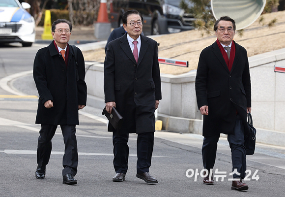 윤석열 대통령 변호인단 윤갑근, 배보윤 변호사가 25일 오후 서울 종로구 헌법재판소에서 열린 대통령 탄핵심판 최종 변론에 참석하고 있다. [사진=사진공동취재단]