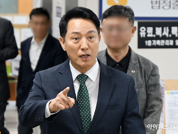 오세훈 서울시장이 20일 김윤덕 국토교통부 장관과 용산공원 부지 활용 문제 등 주택공급 논의 관련 회동을 한 뒤 서울시청 브리핑실에서 면담 내용을 브리핑하고 있다. [사진=연합뉴스]
