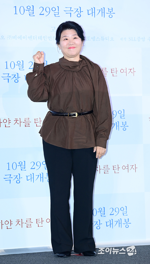배우 이정은이 27일 오후 서울 CGV 용산아이파크몰에서 열린 영화 '하얀 차를 탄 여자'(감독 고혜진) 언론시사회에 참석하고 있다. [사진=정소희 기자]